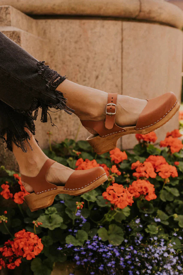 Elowyn | Women’s Adjustable Strap Comfort Clogs