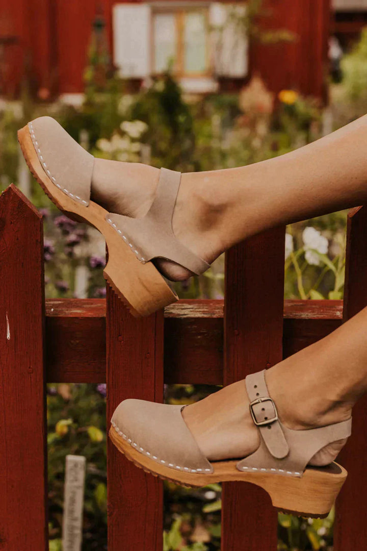 Elowyn | Women’s Adjustable Strap Comfort Clogs