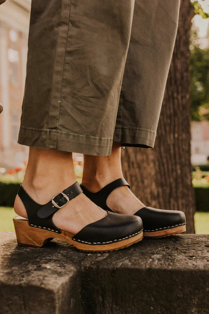 Elowyn | Women’s Adjustable Strap Comfort Clogs